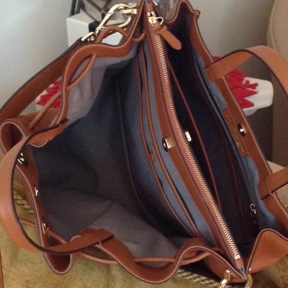 🍂🔴🍂 Cole Haan - Grand Series Leather Bucket Bag - Picture 4 of 11